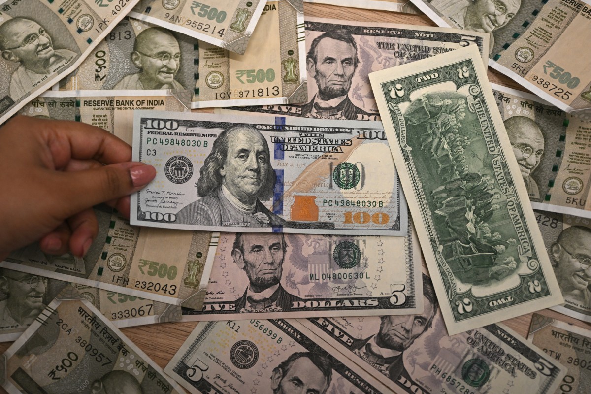 الدولار يسجل ثالث خسارة أسبوعية.. والجنيه الإسترليني يتراجع بعد صدور بيانات اقتصادية 