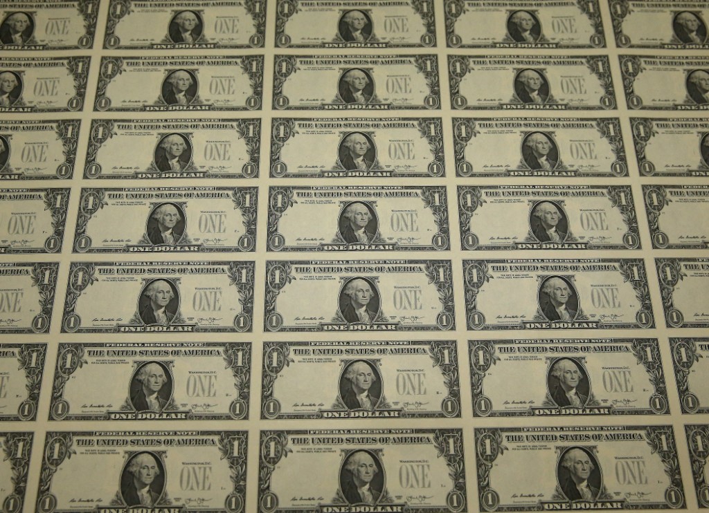 فاتك خلال المساء: الدولار عند أدنى مستوى له منذ فبراير 2022 واستقرار العقود الآجلة قبيل قرار الفدرالي الأميركي 