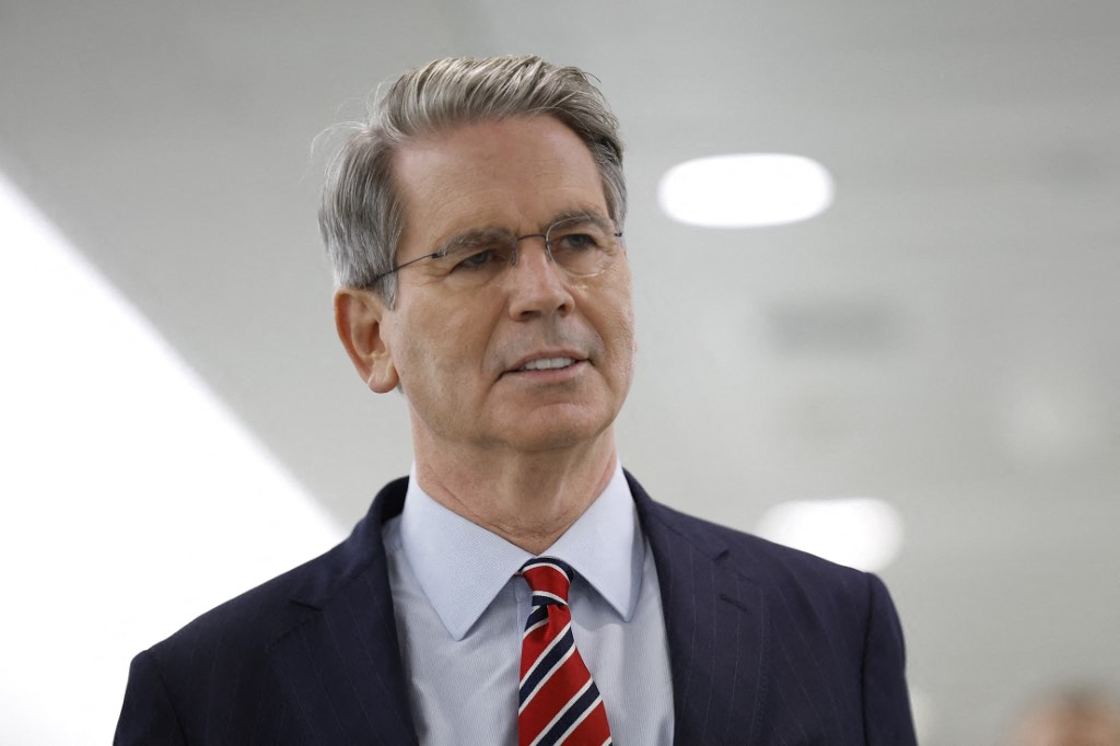 بيسنت يدافع عن رسوم ترامب الجمركية ويهاجم باول 