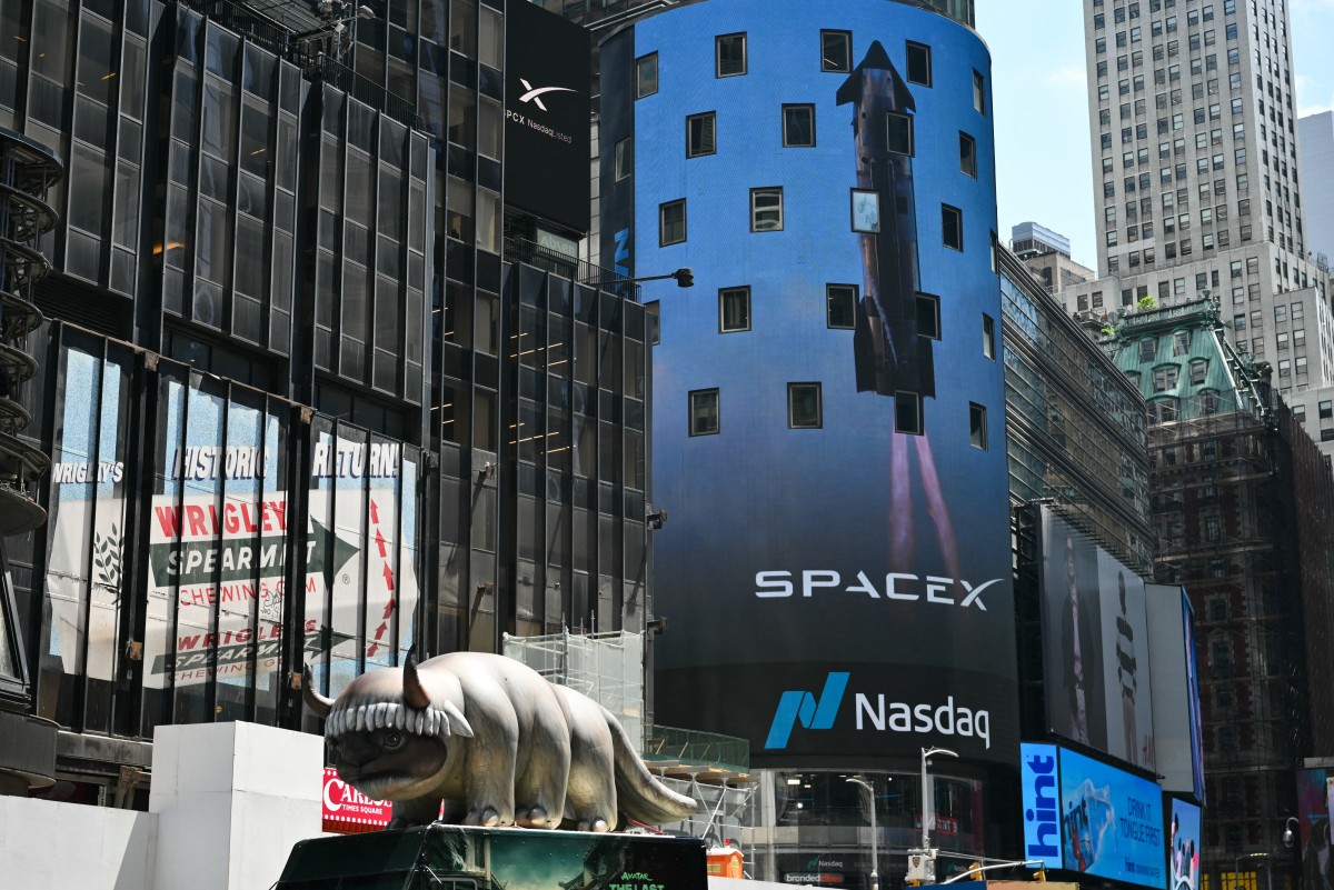 أسهم SpaceX تكسب 415 مليار دولار في يوم واحد.. وأسهم شركات الطيران تحتفل باتفاق السلام 