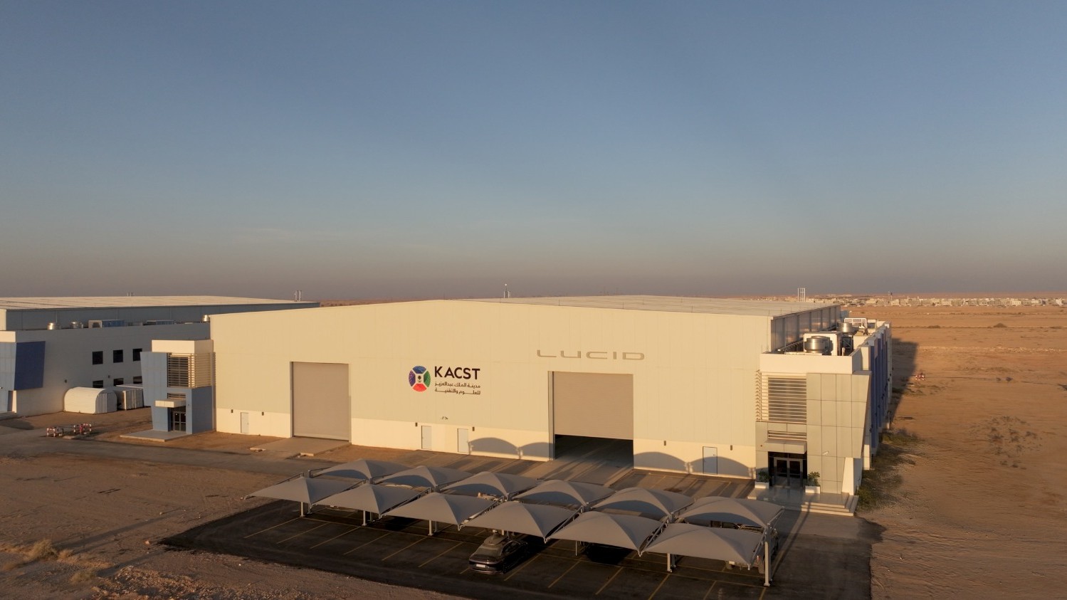 "كاكست" و "لوسد" تدشنان أول مركز ابتكار للسيارات الكهربائية في السعودية 