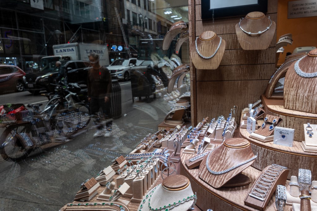 ارتفاع الذهب والفضة والبلاتين لمستويات قياسية 