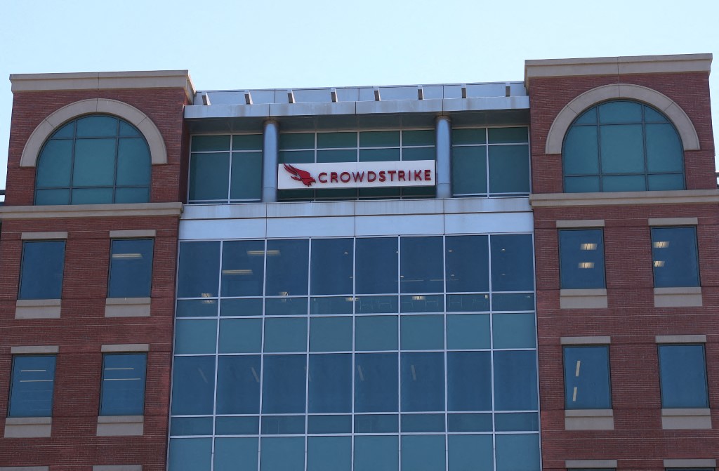 CrowdStrike تتجاوز التوقعات لكن السهم يهبط 9% 