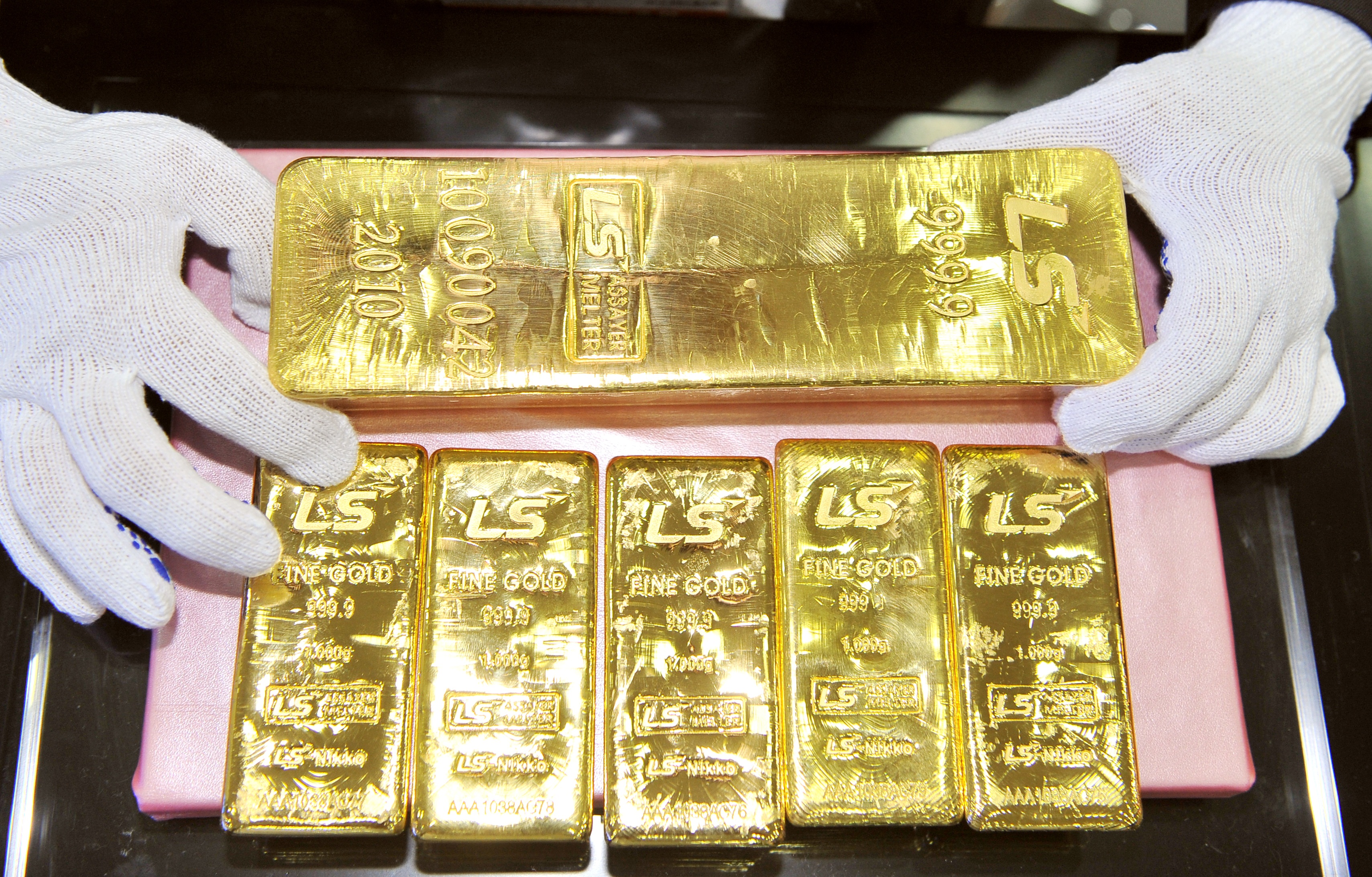 الذهب عند أدنى مستوى منذ نحو أسبوعين بعد تصريحات بشأن رفع الفائدة 