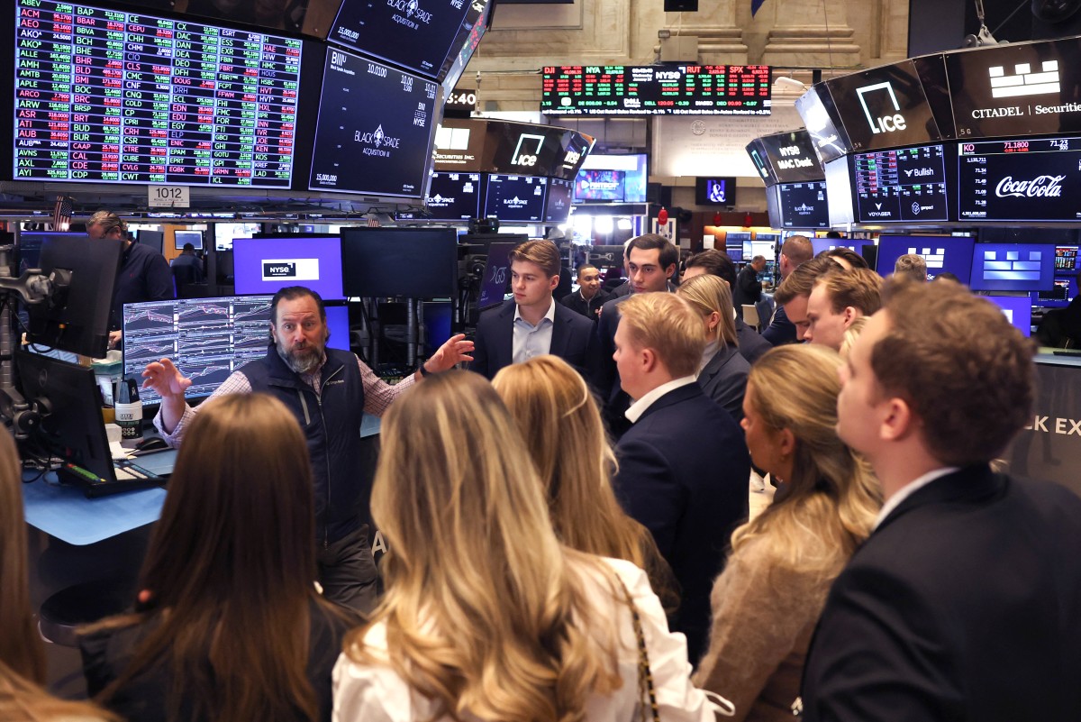 أسهم Apple تفقد 100 مليار دولار في يوم واحد.. وسهم Amazon يحوم حول أعلى مستوياته في 5 أشهر 