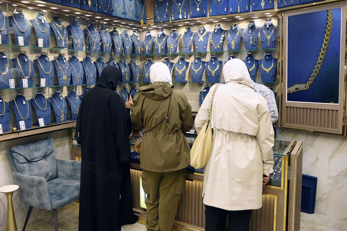 الذهب يتراجع بأكثر من 2% مع تزايد مخاوف التضخم بسبب التوترات في الشرق الأوسط 