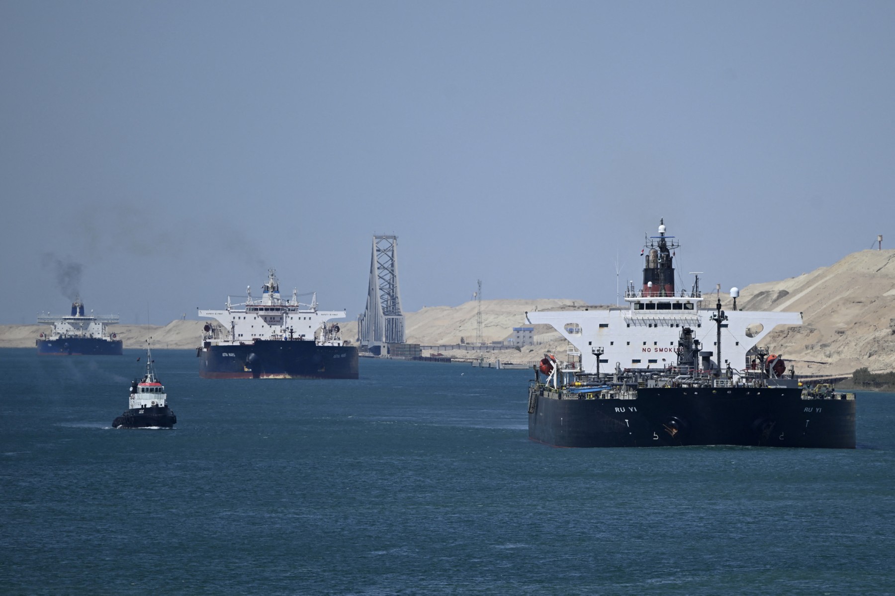 الفريق أسامة ربيع: حركة الملاحة بالقناة منتظمة... ولم تتأثر بحادث جنوح السفينة FENER 