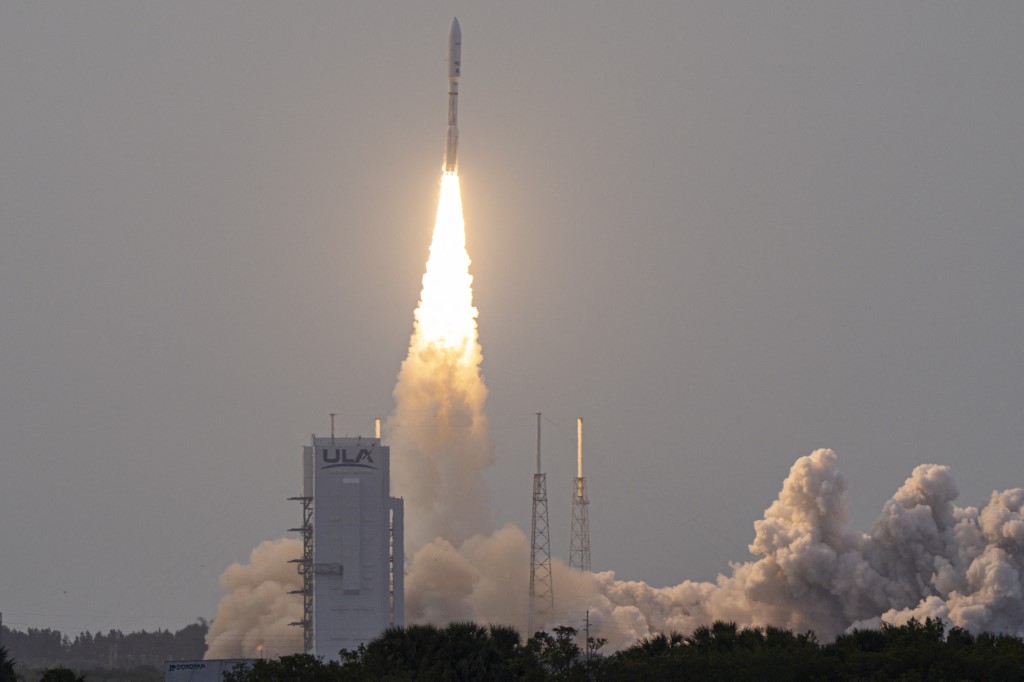 من الأقمار الصناعية إلى مراكز البيانات الفضائية: لماذا يجذب المدار الأرضي المنخفض استثمارات بمليارات الدولارات؟ 