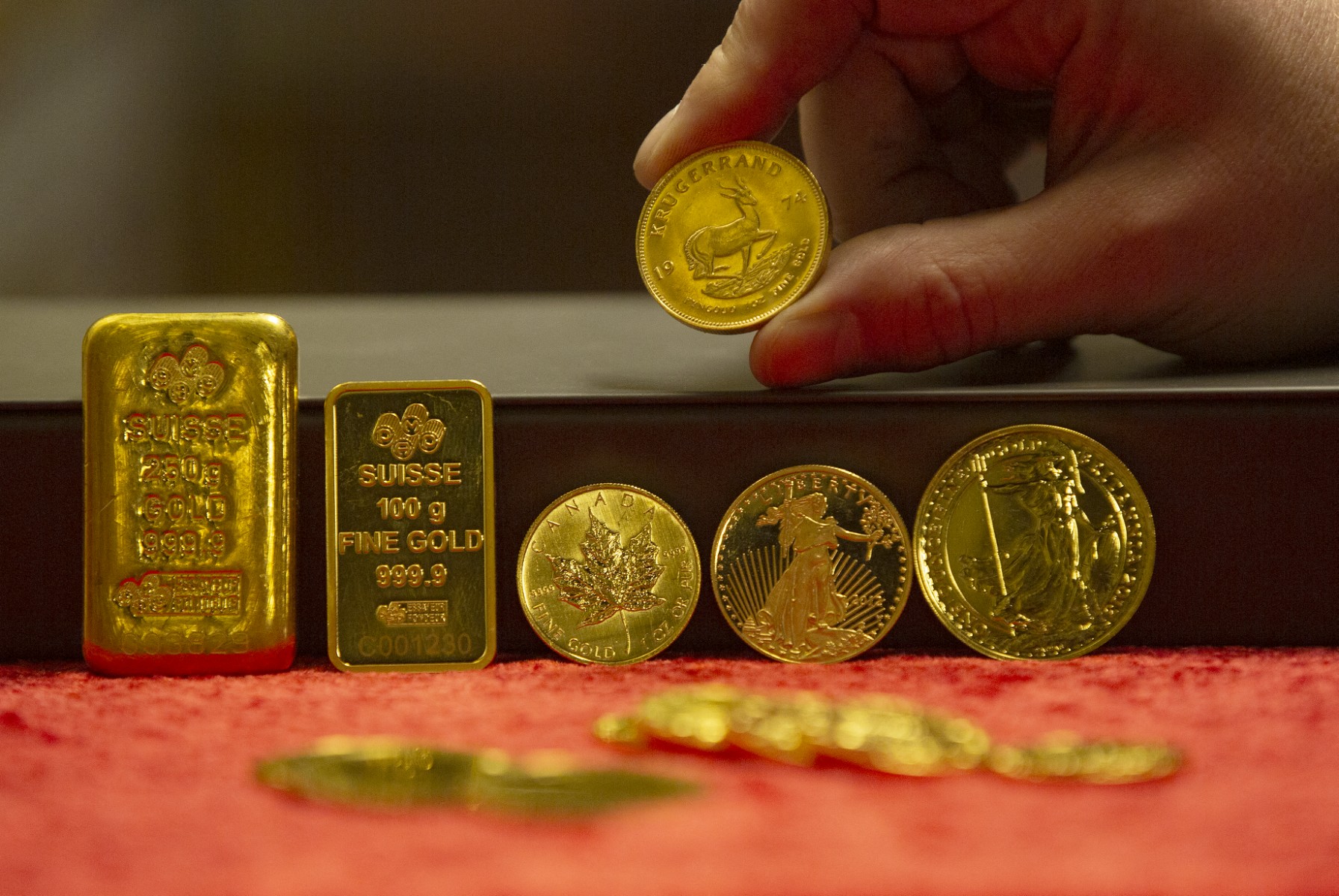 A new record level for gold prices in spot transactions.. What are the reasons?