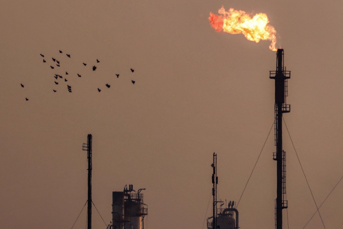 النفط يهبط لكنه يتجه لأكبر مكاسب شهرية في سنوات 