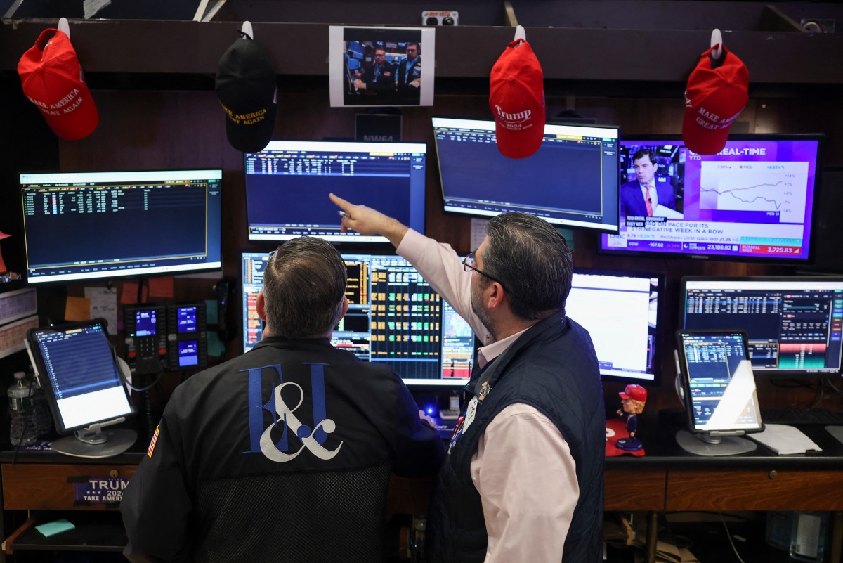 الأسواق الأميركية تتباين و SP 500 يتراجع مع موجة بيع لأسهم التكنولوجيا ( تحديثات مباشرة ) 