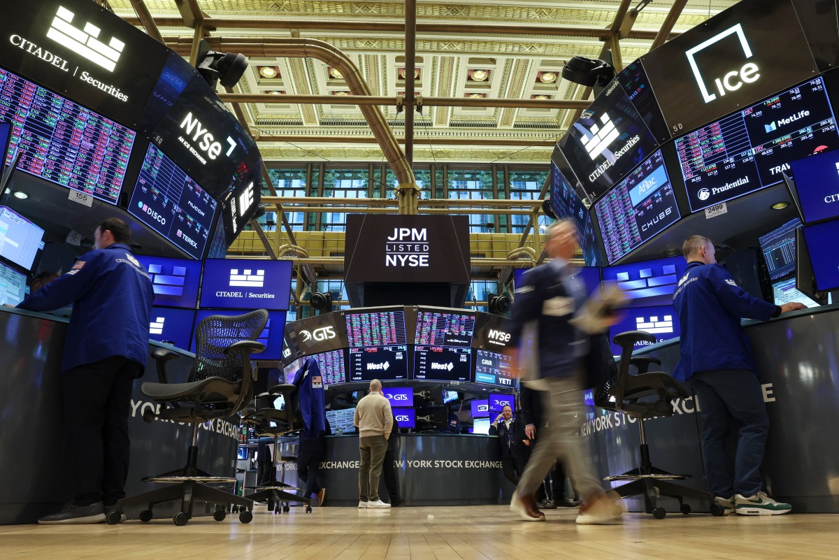 العقود الآجلة لمؤشرات الأسهم الأميركية مستقرة تقريباً مع ترقب المتعاملين صدور تقرير التضخم الرئيسي ونتائج شركة إنفيديا 