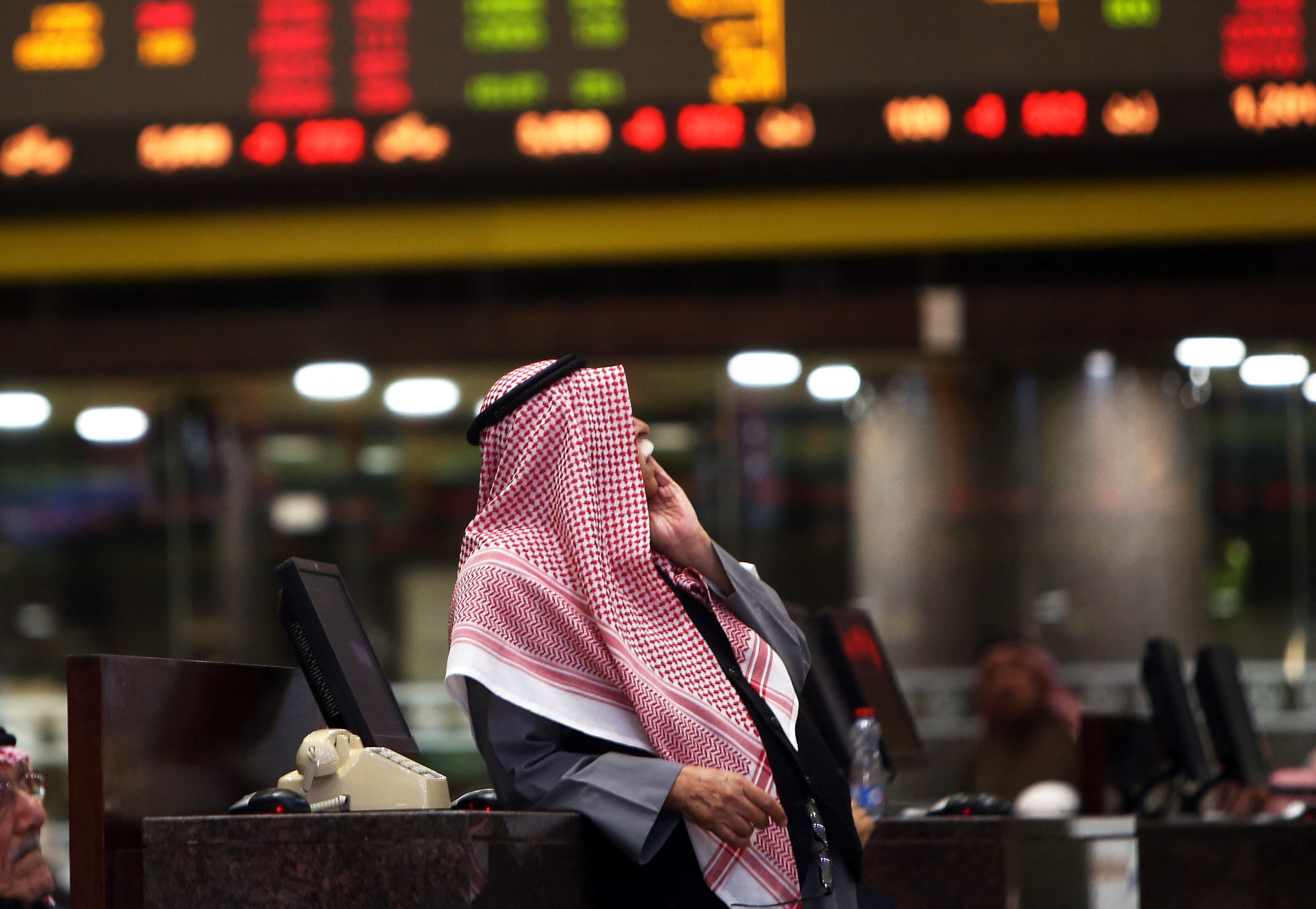 اللون الأحمر يكسو أسواق المنطقة في ختام تعاملات اليوم الثلاثاء 