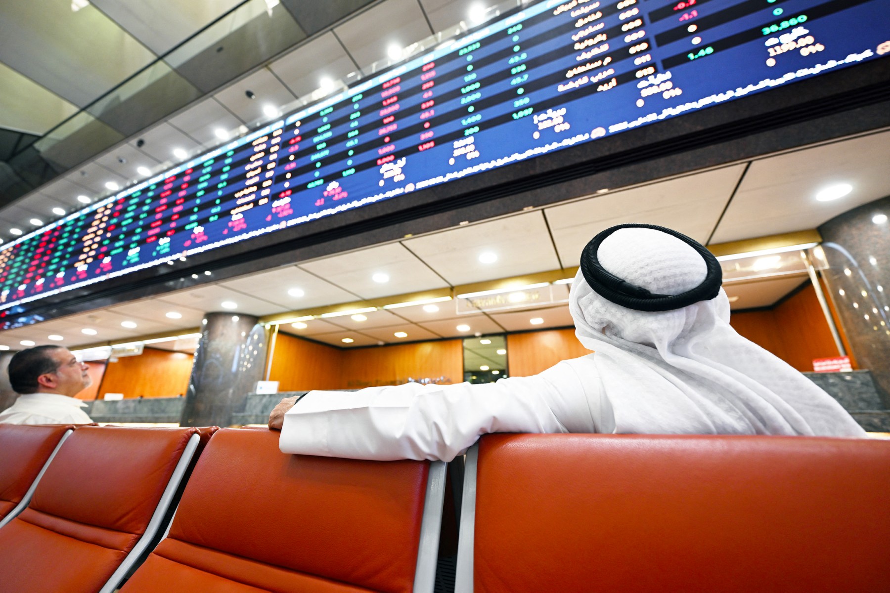 الأسواق الخليجية والعربية تختتم أسبوعاً متبايناً بين ضغوط جني الأرباح وتفاؤل بالقطاعات الغير نفطية