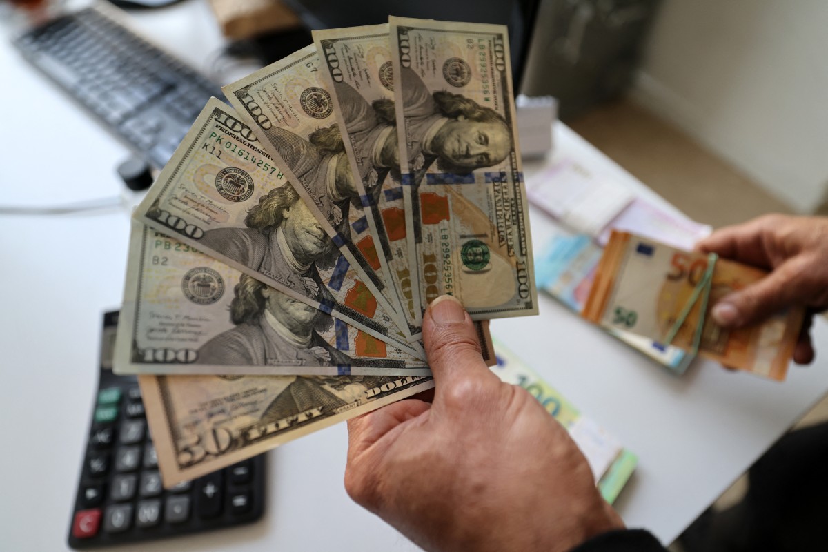 الدولار يهبط بعد أنباء عن اتفاق أميركي إيراني لتمديد الهدنة 