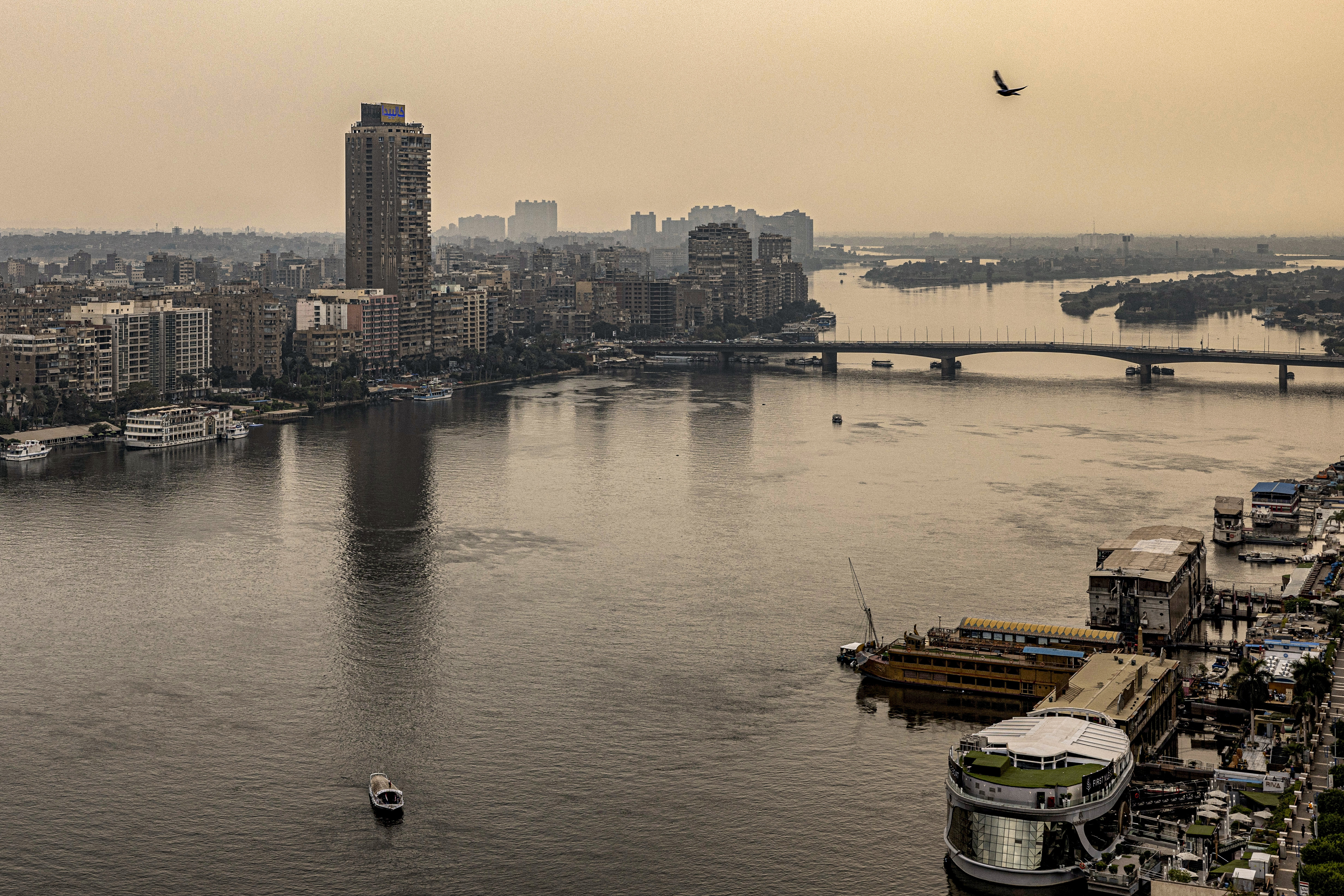 مصر تسعى لزيادة إنتاج البترول ومواجهة سرقات الكهرباء