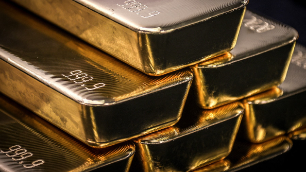 الذهب يرتفع بفعل تراجع الدولار وسط ترقب ندوة جاكسون هول 