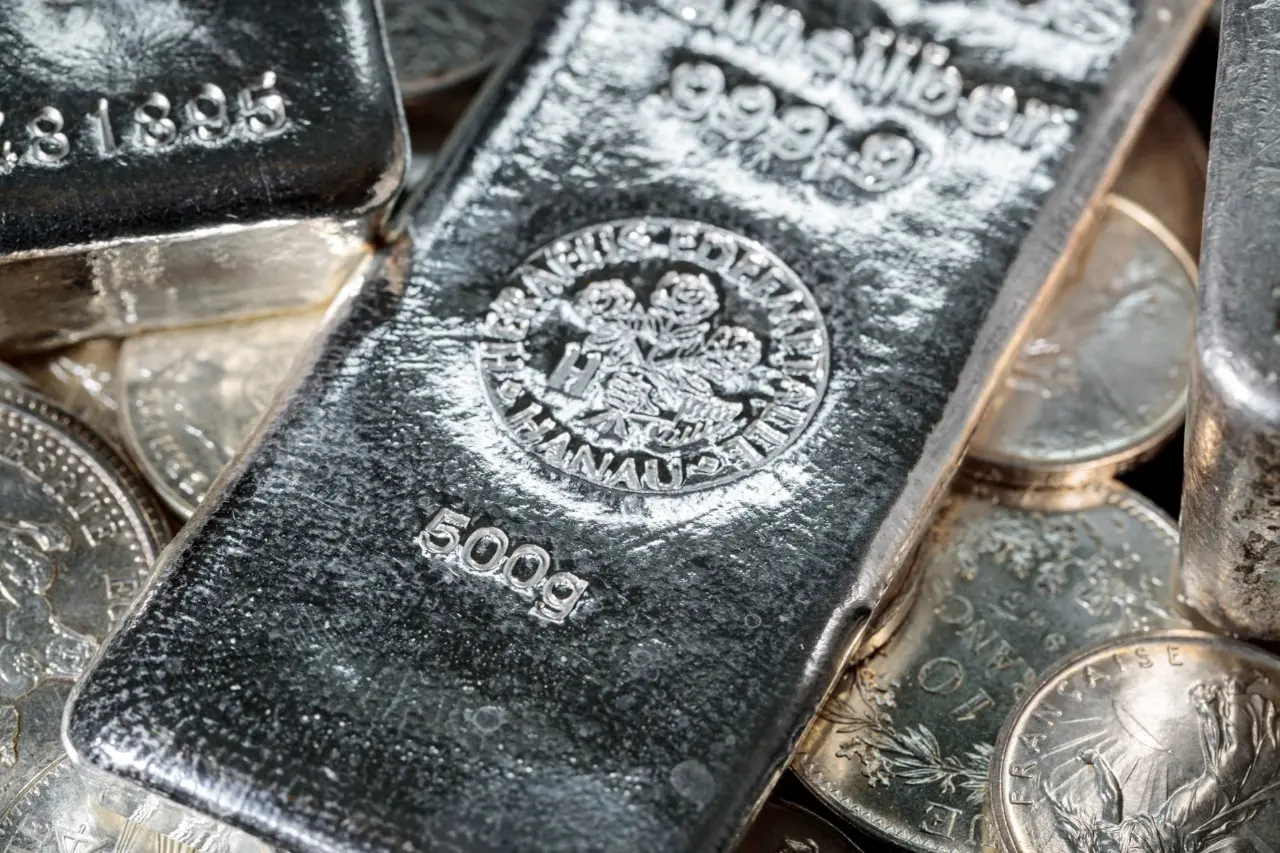 الفضة ترتفع بنحو 8% في التعاملات المبكرة متجاوزةً 82 دولاراً للأونصة لأول مرة 