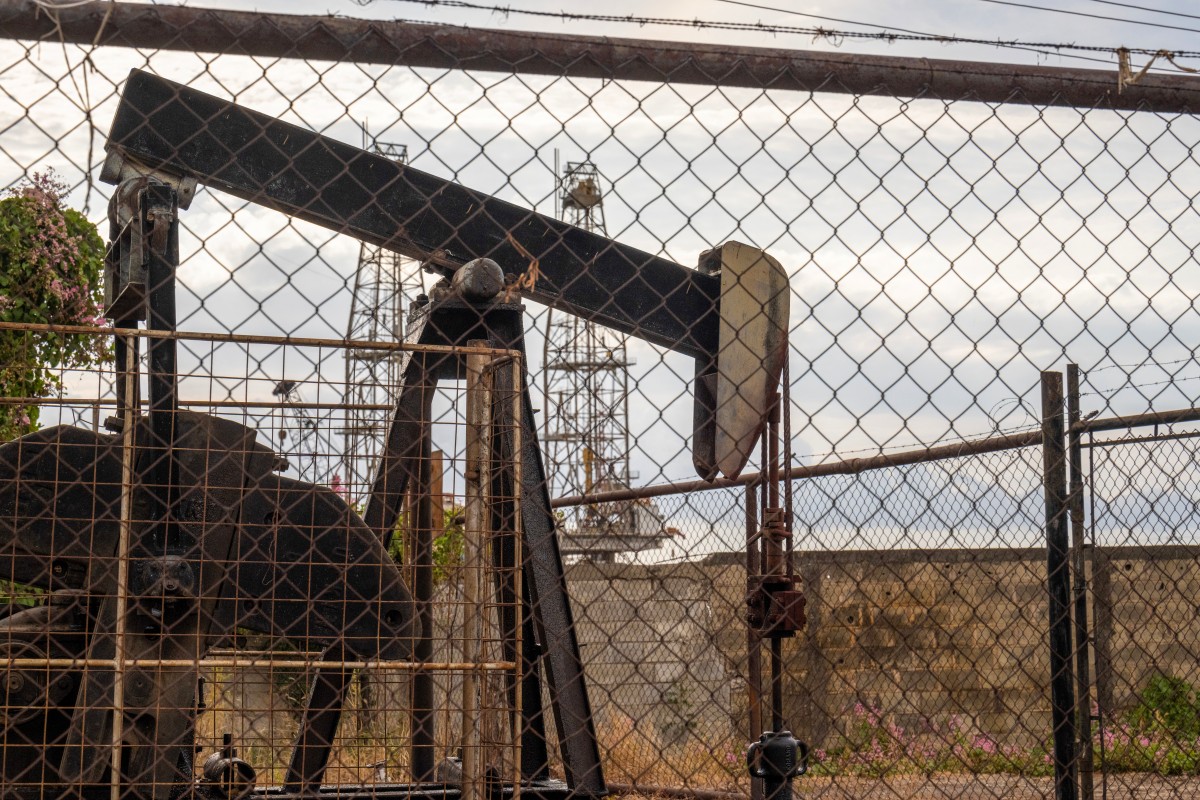 النفط يتجه لخسائر أسبوعية جديدة 