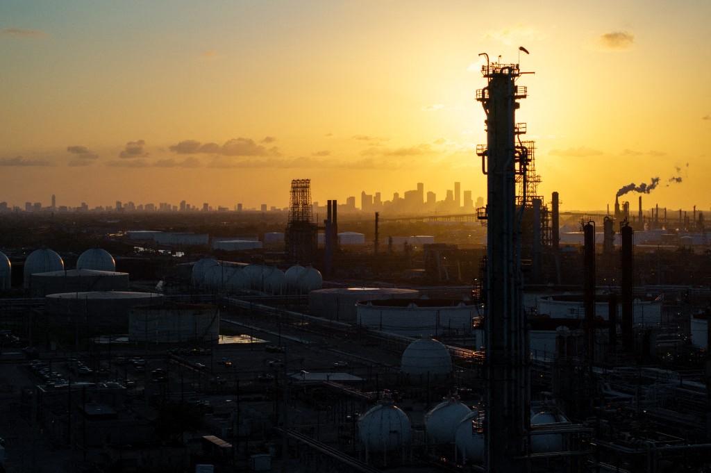 أسعار النفط تهبط بأكثر من دولار للبرميل 