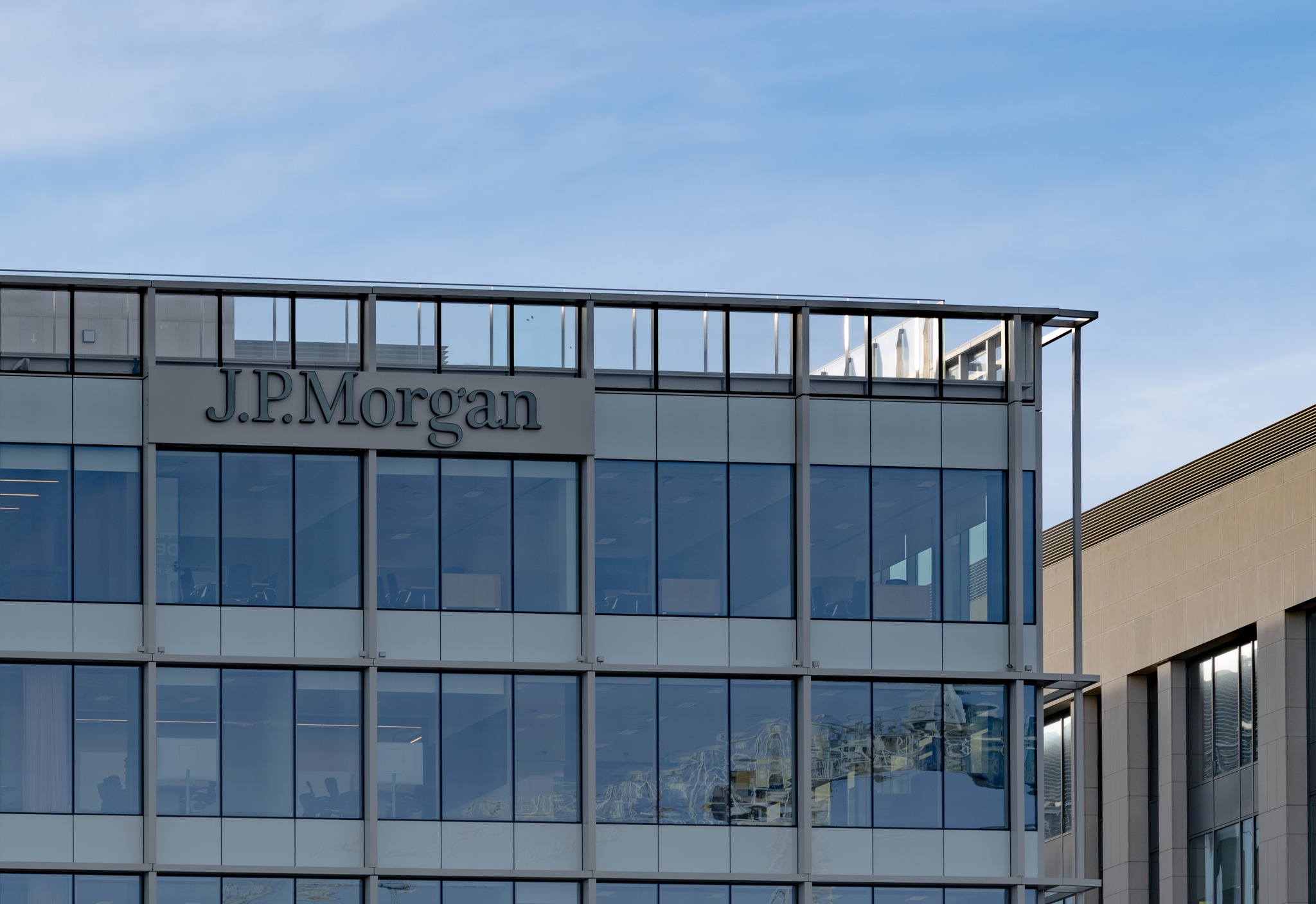 جيه بي مورغان يشارك في تمويل صفقة خط أنابيب نفط بالكويت 