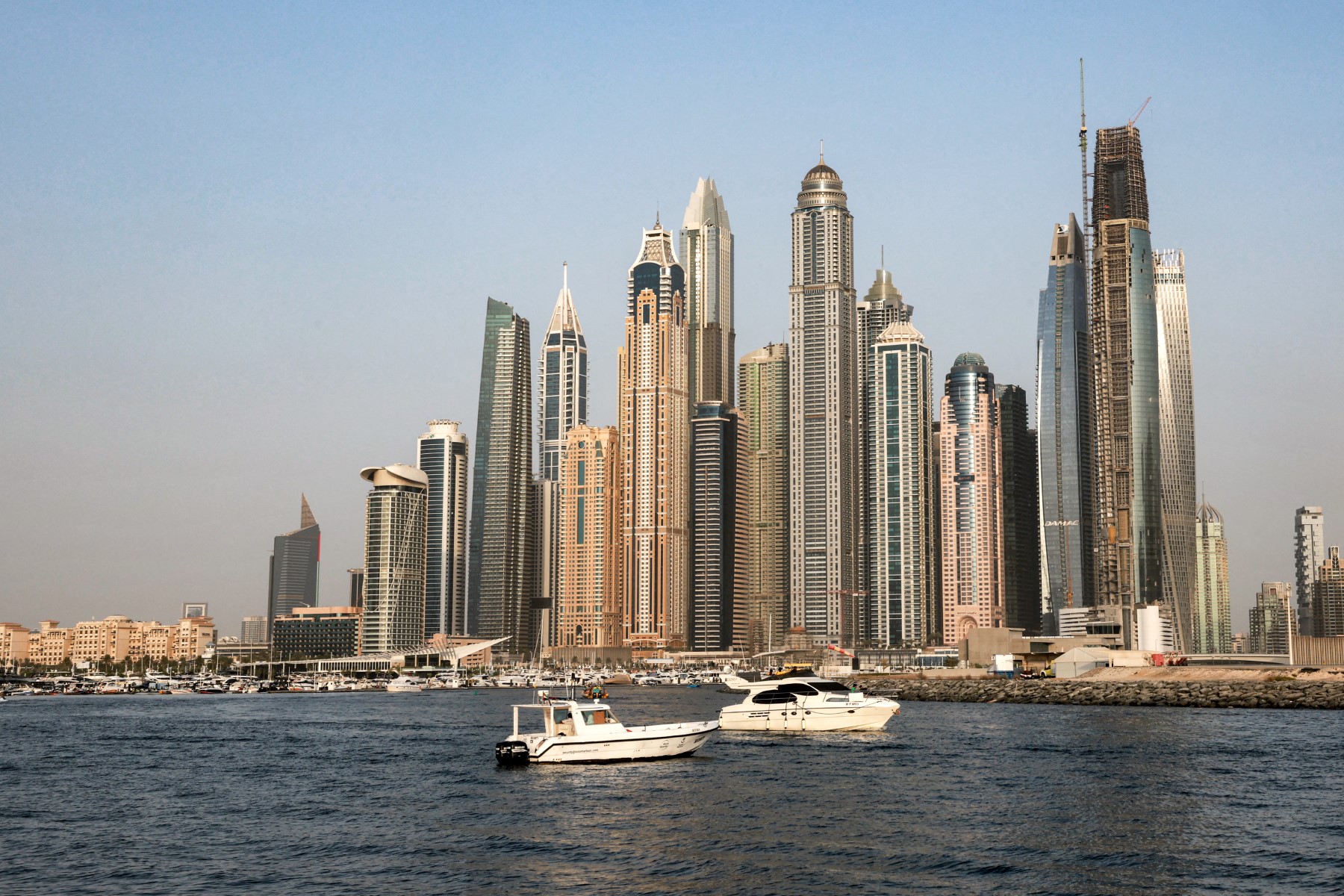 القطاع الخاص غير النفطي في الإمارات يسجل أضعف وتيرة نمو منذ أكثر من 5 سنوات 