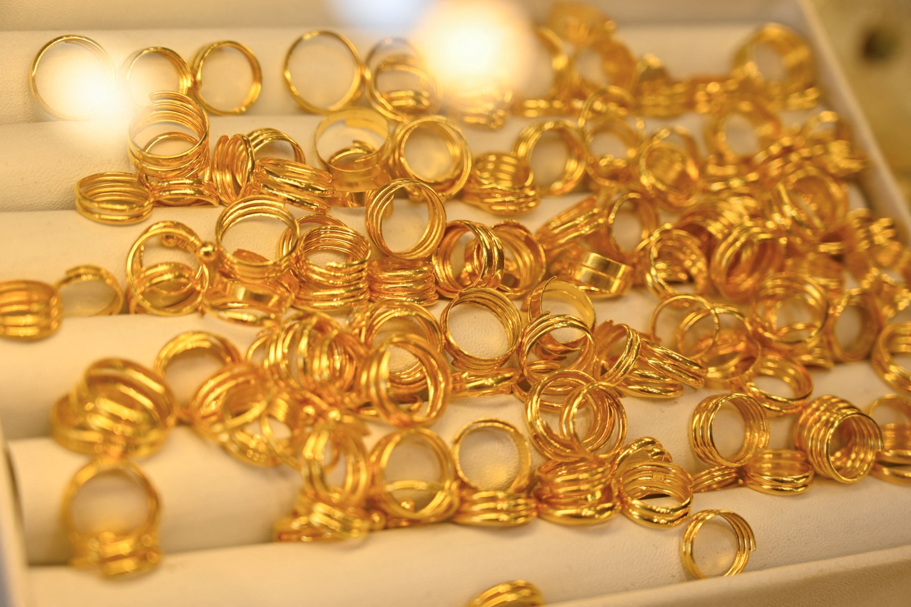 الذهب يهبط أكثر من 1% مع قوة الدولار وتراجع رهانات خفض الفائدة 