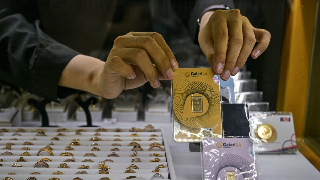 الذهب يتجه لمكاسب أسبوعية وسط تقييم هدنة أميركا وإيران 