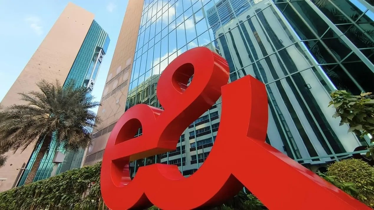 إيرادات e تقفز إلى 73 مليار درهم في 2025.. وحاتم دويدار يتنحى عن منصبه بنهاية مارس 