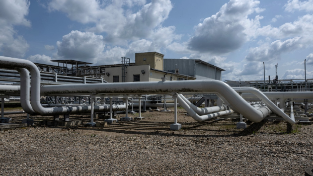 صادرات روسيا من الغاز المسال تتراجع 2% في 11 شهراً