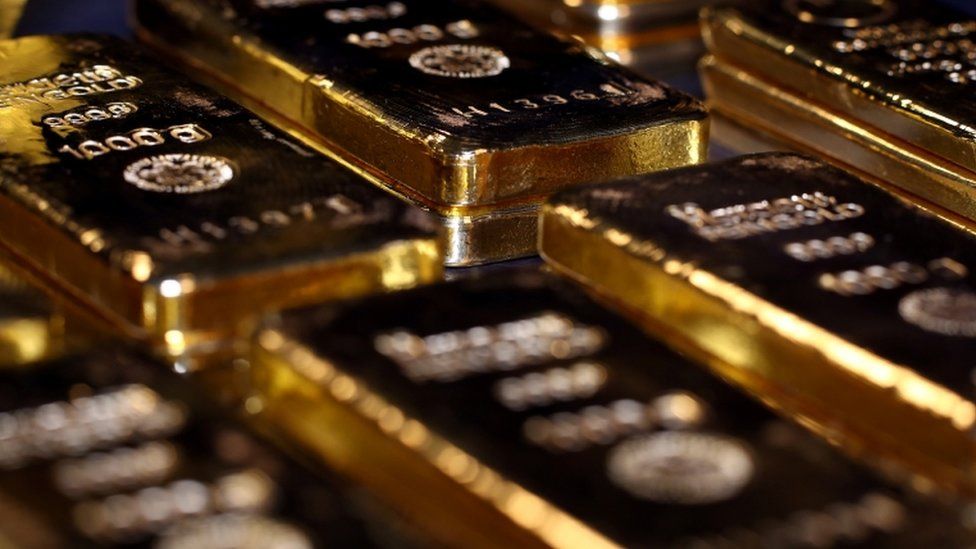 الذهب يتراجع بضغط من ارتفاع الدولار وعوائد السندات 