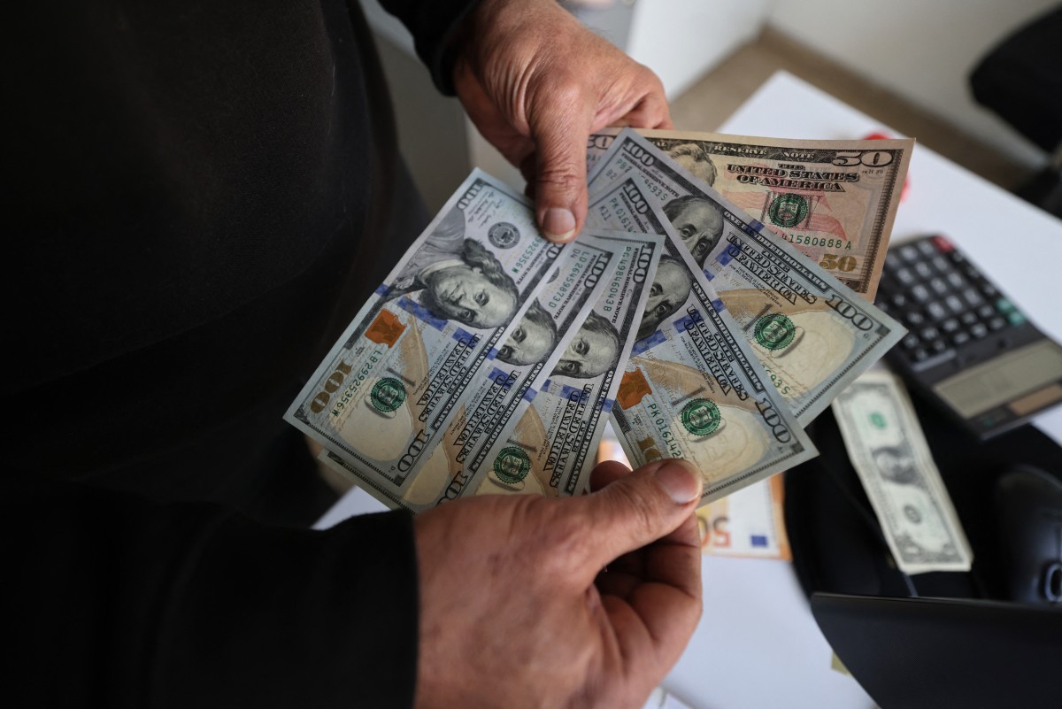 اضطراب الأسواق العالمية وتراجع الدولار مع تعهّد ترامب بفرض رسوم جمركية على أوروبا بسبب غرينلاند 