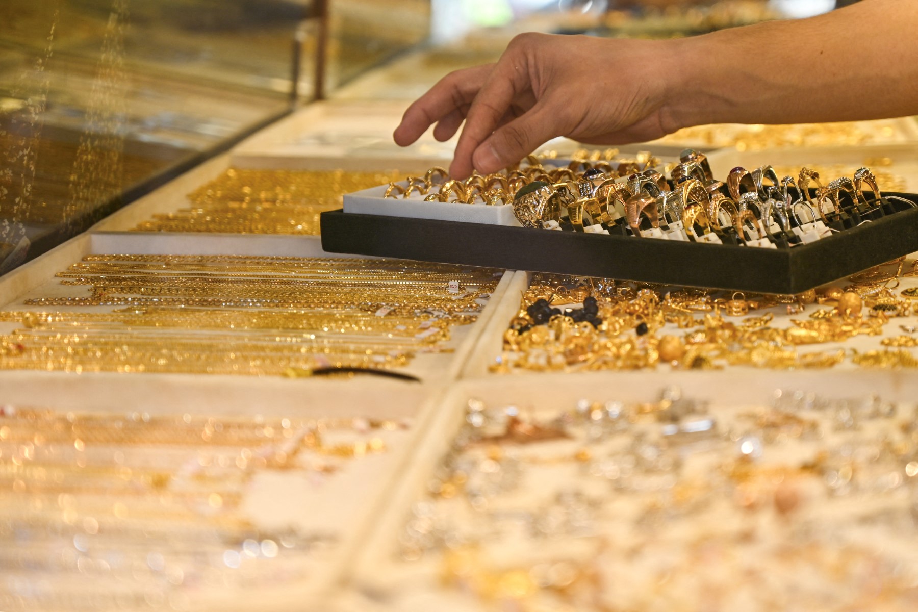 فاتك خلال المساء: الذهب يهبط مع ارتفاع الدولار وسط تقييم للتطورات الجيوسياسية.. وأسهم AMD تفقد 68 مليار دولار في يوم واحد 