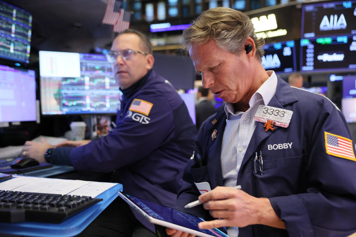 تراجع العقود الآجلة للأسهم الأميركية مع هبوط أمازون يزيد أوجاع وول ستريت 