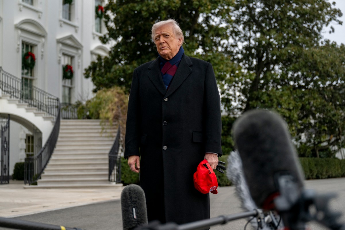 ترامب يحذر من التعامل مع إيران ملوحاً برسوم جمركية أميركية إضافية 