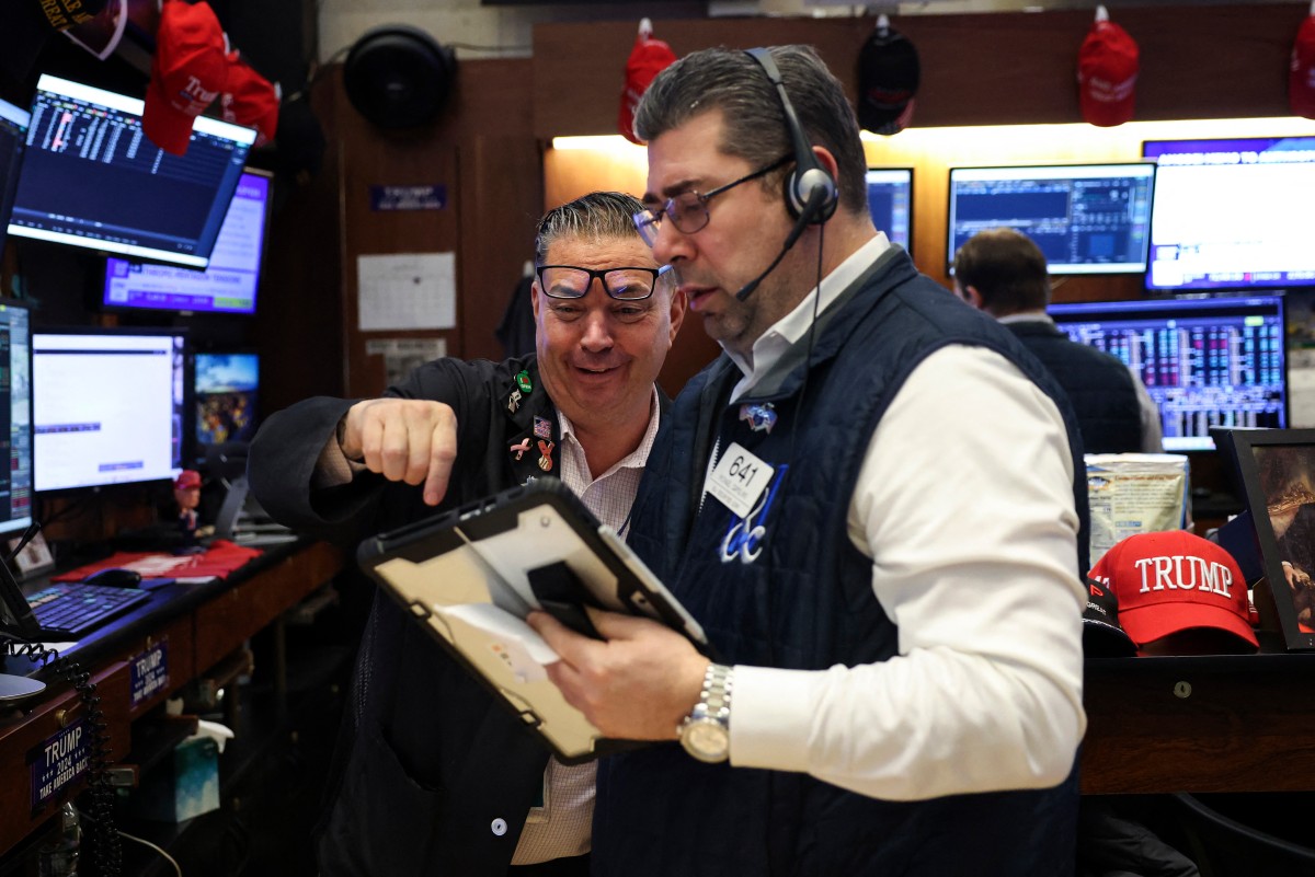 العقود الأميركية الآجلة لمؤشر داو تستقر مع تواصل خسائر وول ستريت 