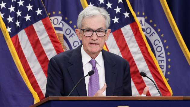 جيروم باول يشيد بـ"مقاومة" بول فولكر للضغوط السياسية في حربه ضد التضخم 