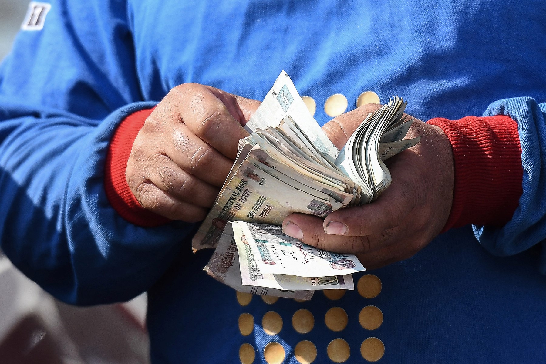 فاتك خلال المساء: استطلاع لـ CNBC عربية: المركزي المصري سيواصل تثبيت الفائدة 