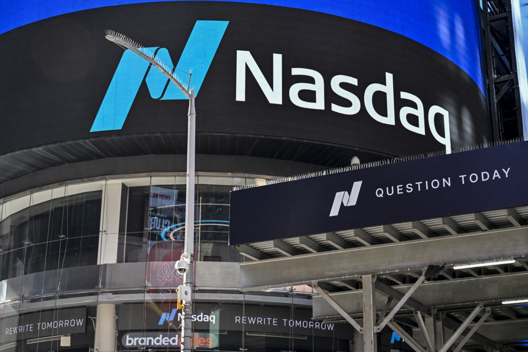 أسهم Nvidia تفقد 400 مليار دولار في 7 أيام.. ورسوم ترامب تهوي بأسهم السيارات الأميركية 