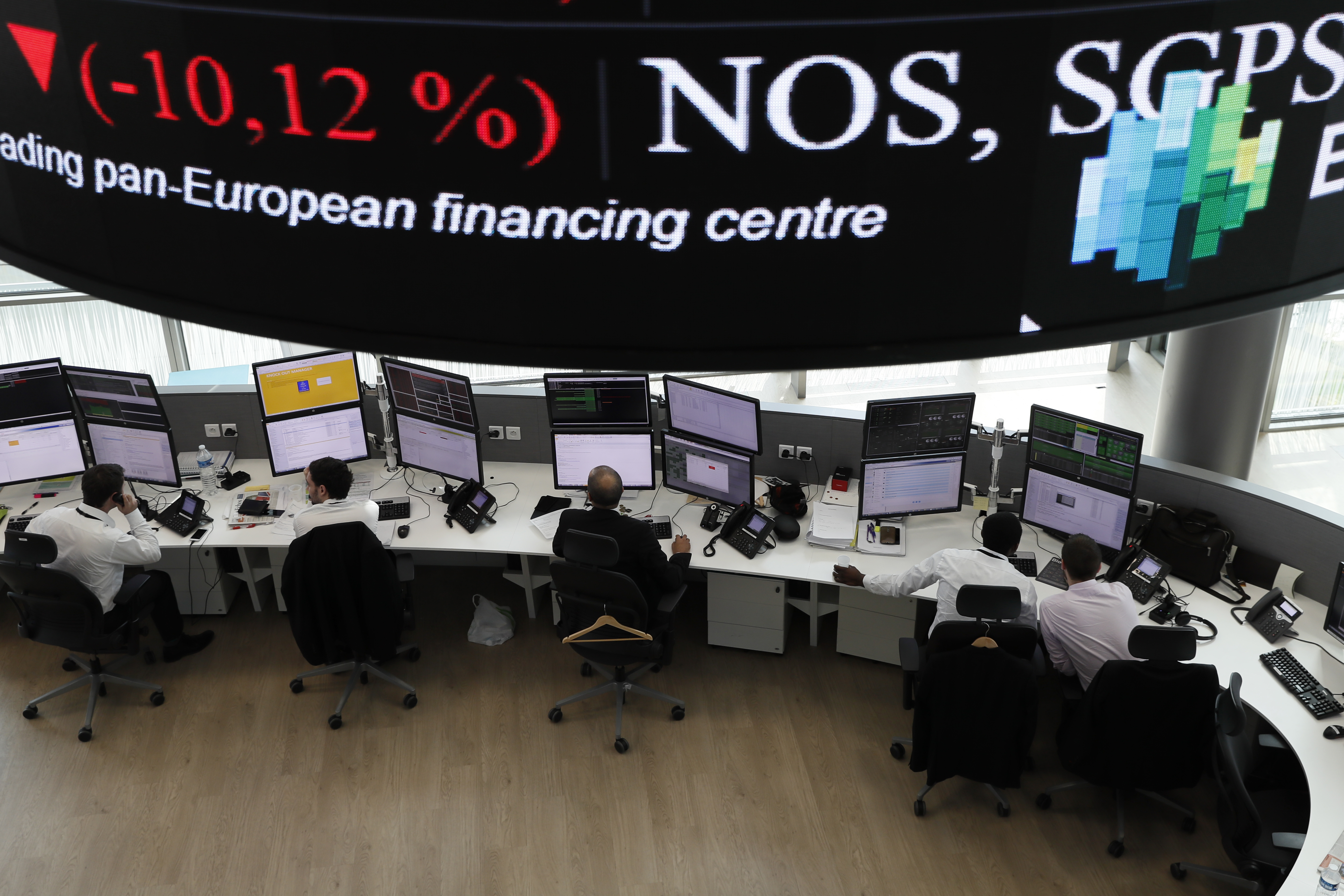 ارتفاع المؤشرات الأوروبية في بداية الجلسة مع تراجع مكاسب النفط 