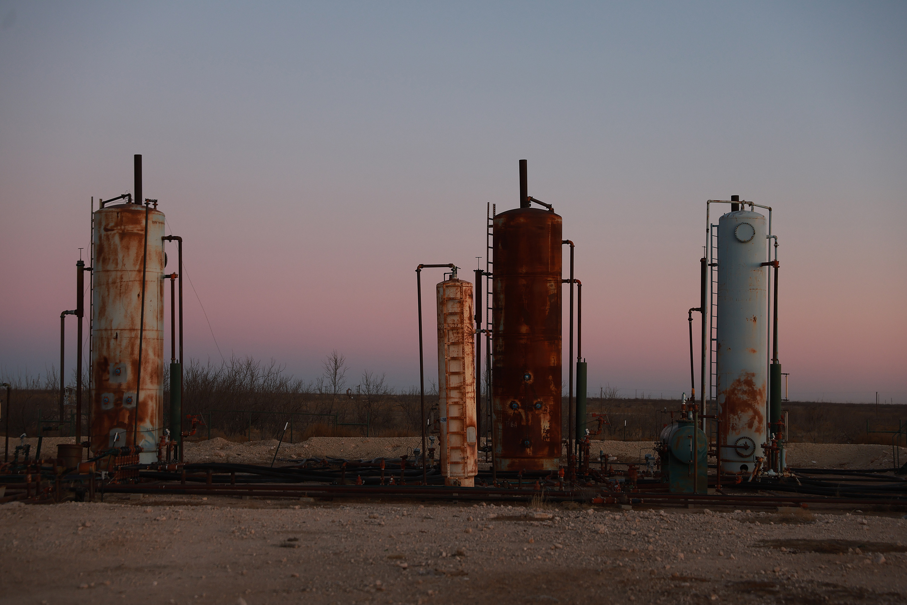 الخام الأميركي يتجه لأول خسائر في 5 أسابيع مع سعي أميركا وحلفائها لزيادة الإمدادات 