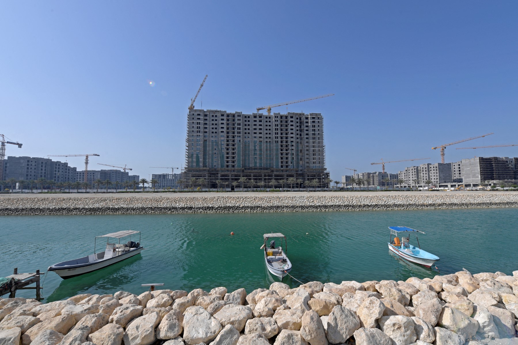 البحرين تطلق حزمة إصلاح مالي واسعة تشمل رفع أسعار الوقود والكهرباء والمياه 