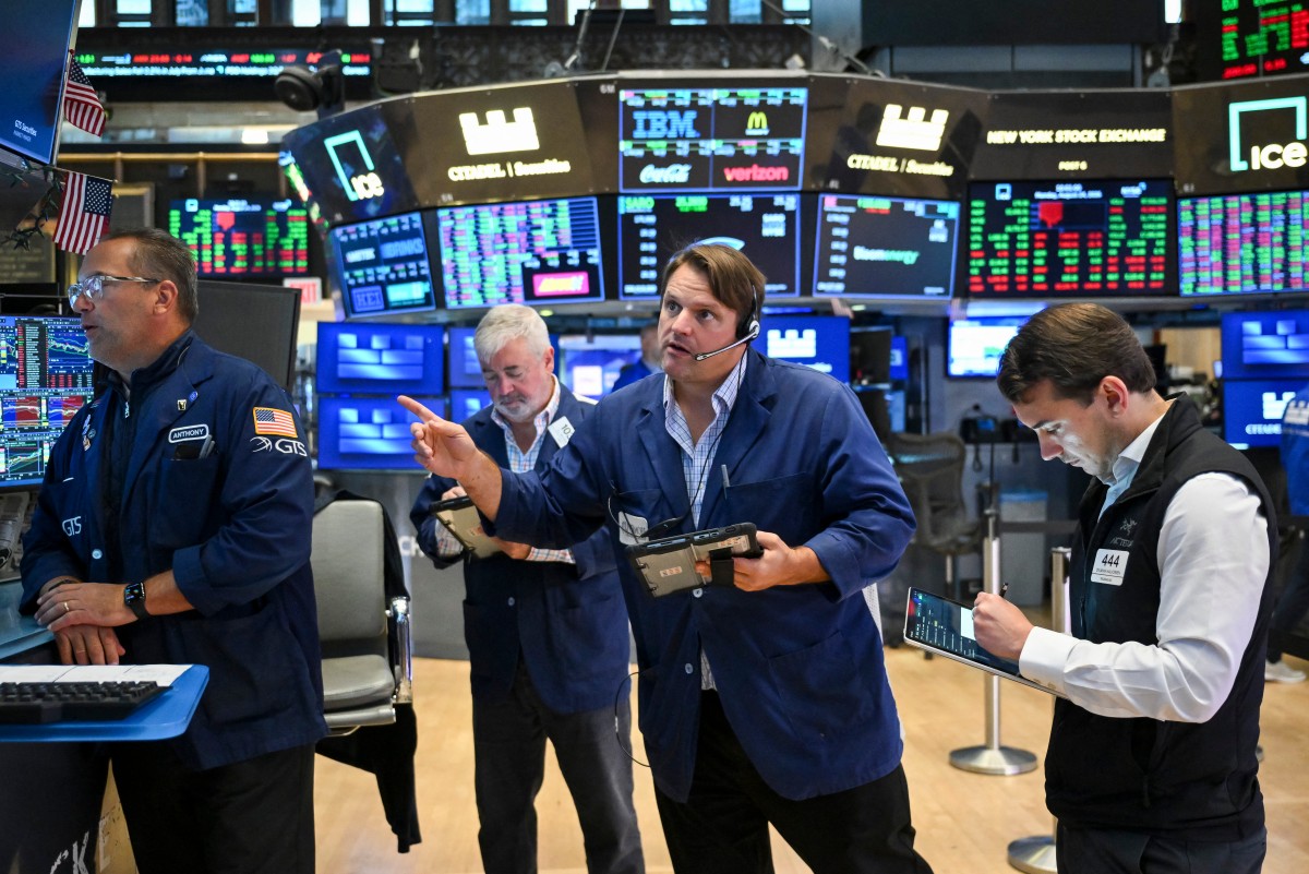 ناسداك يقفز 1% مع صعود أسهم الرقائق بدعم من توقعات إيرادات إنفيديا (تحديثات مباشرة) 