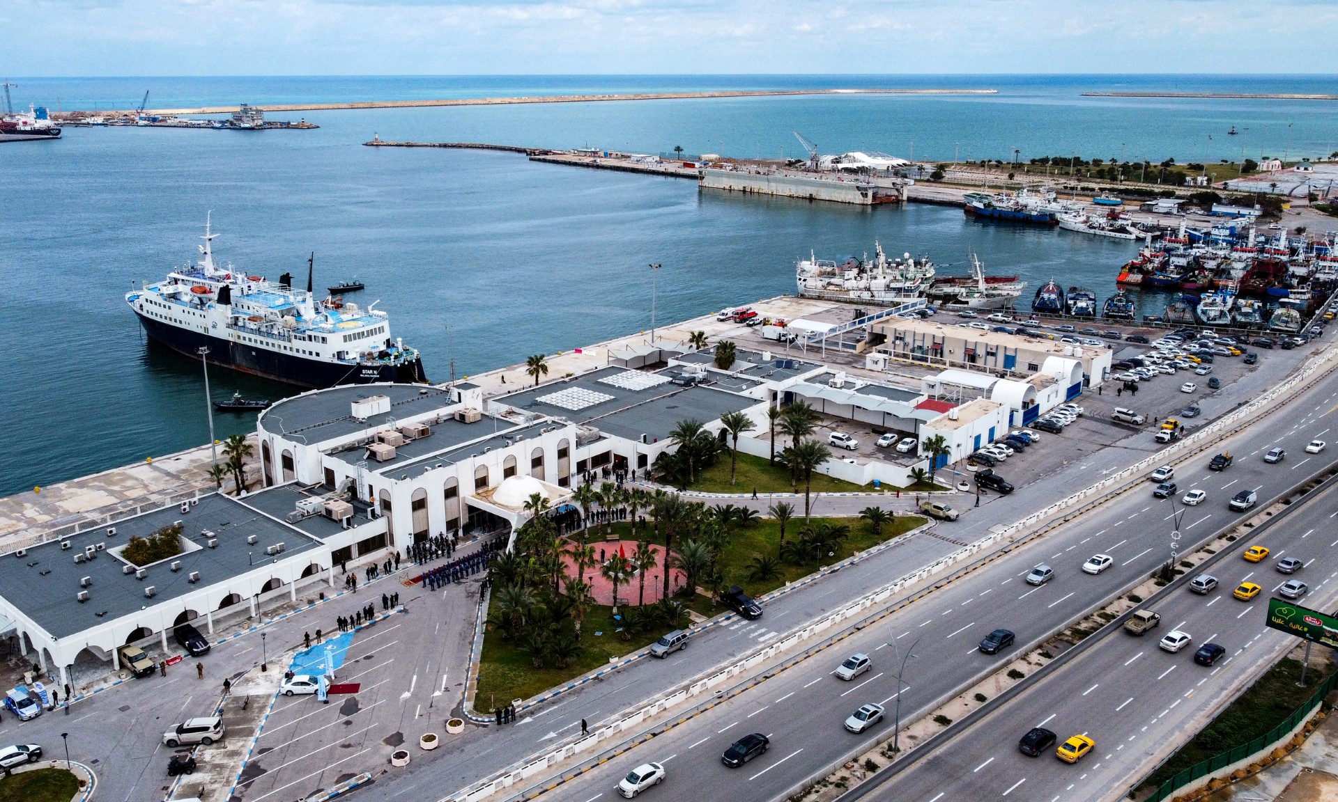 ليبيا توقع اتفاقية شراكة بقيمة 2.7 مليار دولار لتوسيع المنطقة الحرة في مصراتة 