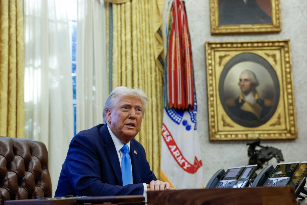 ترامب يوقع أمراً بفرض رسوم جمركية على المتعاملين مع إيران 