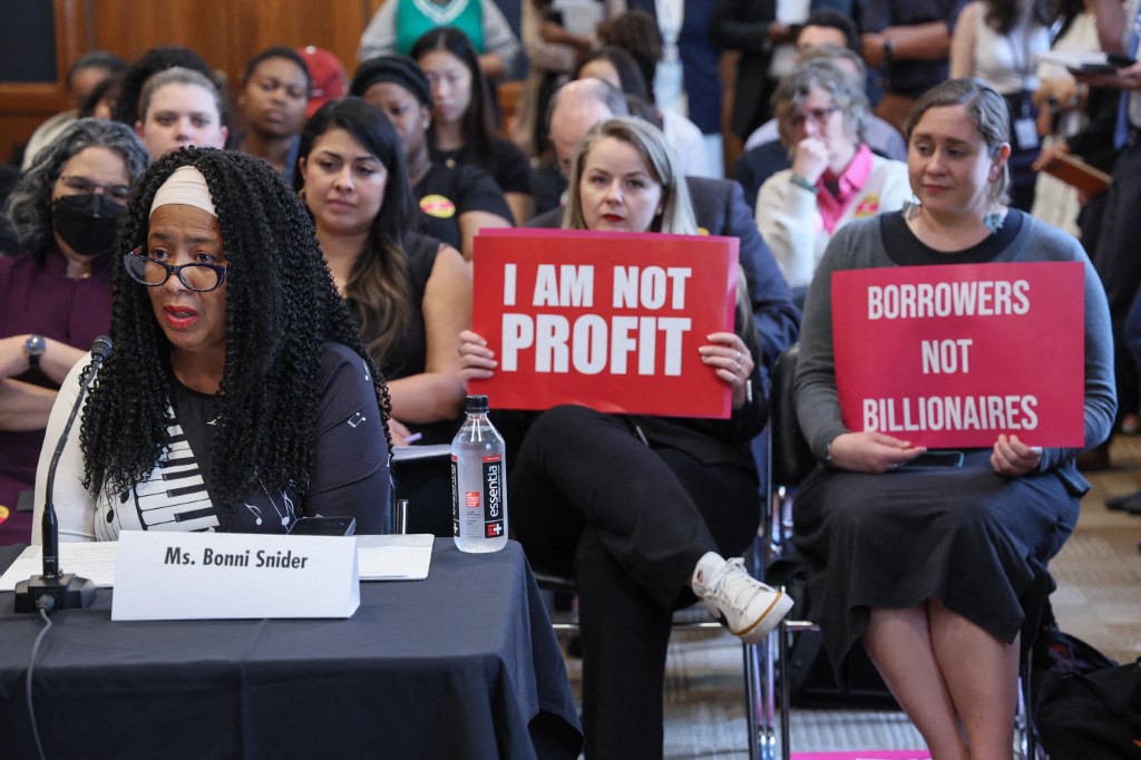 إدارة ترامب تتحرك لإجبار ملايين الطلاب المقترضين على العودة للسداد 