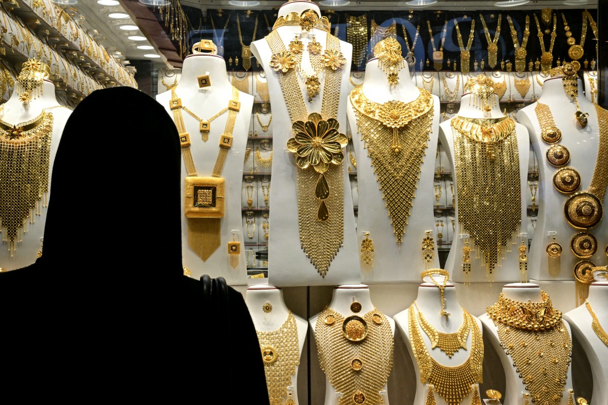 العقود الآجلة للذهب تقترب من 5000 دولار للأونصة 