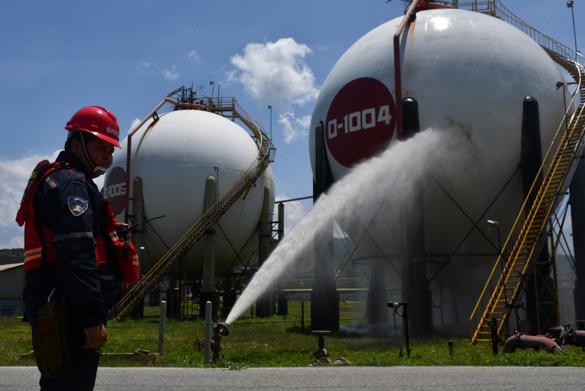 فنزويلا تلجأ إلى التخزين العائم مع تكدّس المخزونات النفطية البرية 