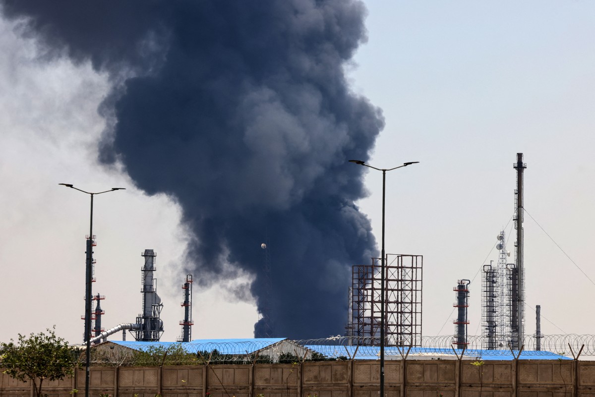 باركليز يحذر: اتساع الضربات الأميركية قد يدفع النفط نحو 80 دولاراً 