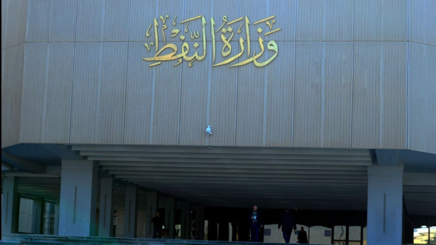 العراق يتمسك برفع سقف إنتاجه النفطي وينفي الخروج من أوبك 